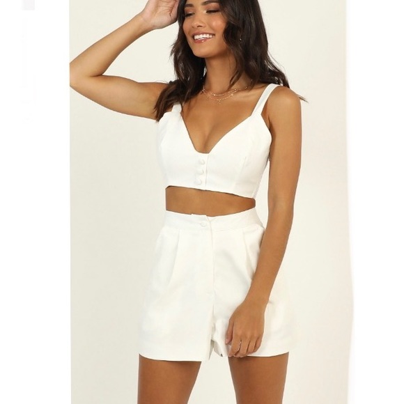 Showpo White 2 piece set shorts and cropped tank size 6 - Picture 4 of 9